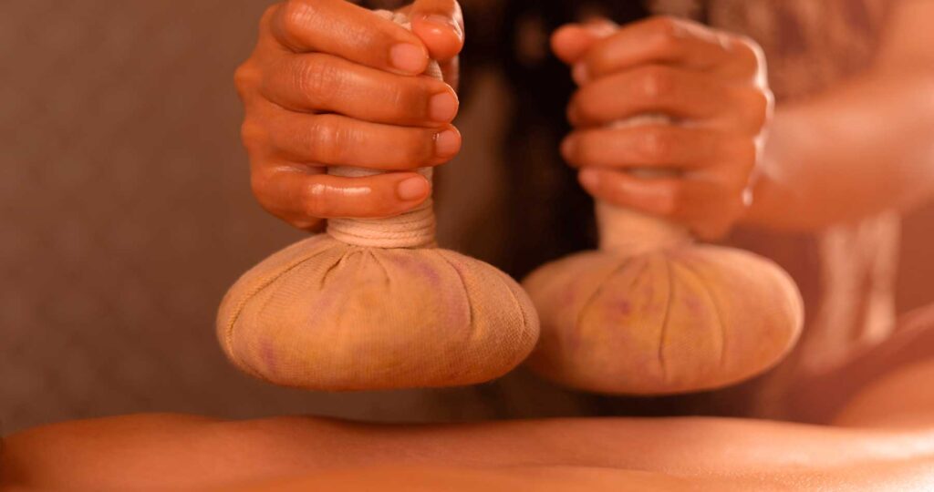 Masaje Ayurveda con Pindas Herbales